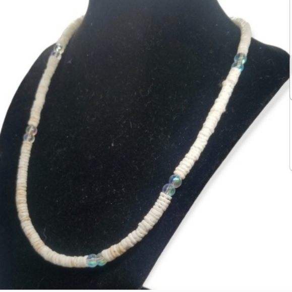 VINTAGE HEISHI WHITE SHELL & IRRIDESCENT GLASS BEADS BOHO NECKLACE - Picture 3 of 5